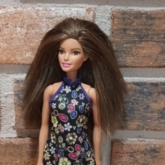 2015 Barbie matell Brown hair tan skin - Picture 3 of 12